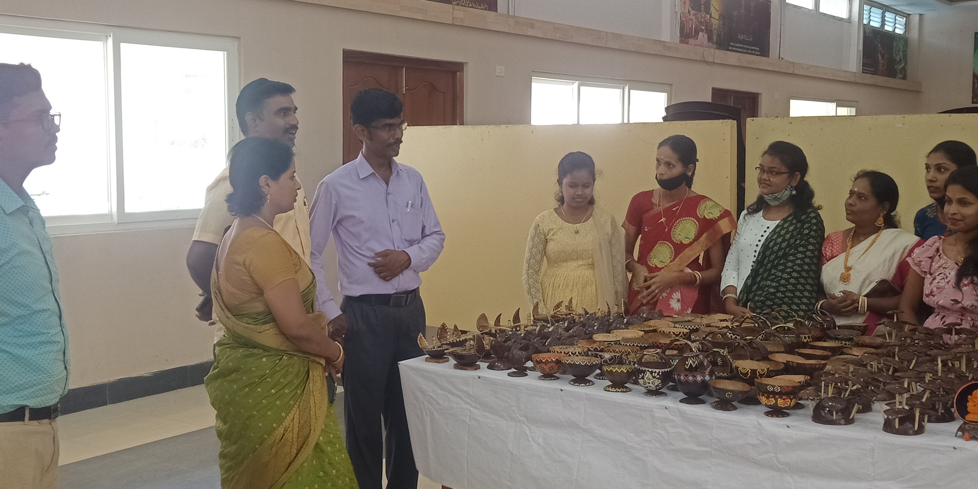Chief Guest visiting the exhibits of coconut shell handicrafts made by GSDP trainees