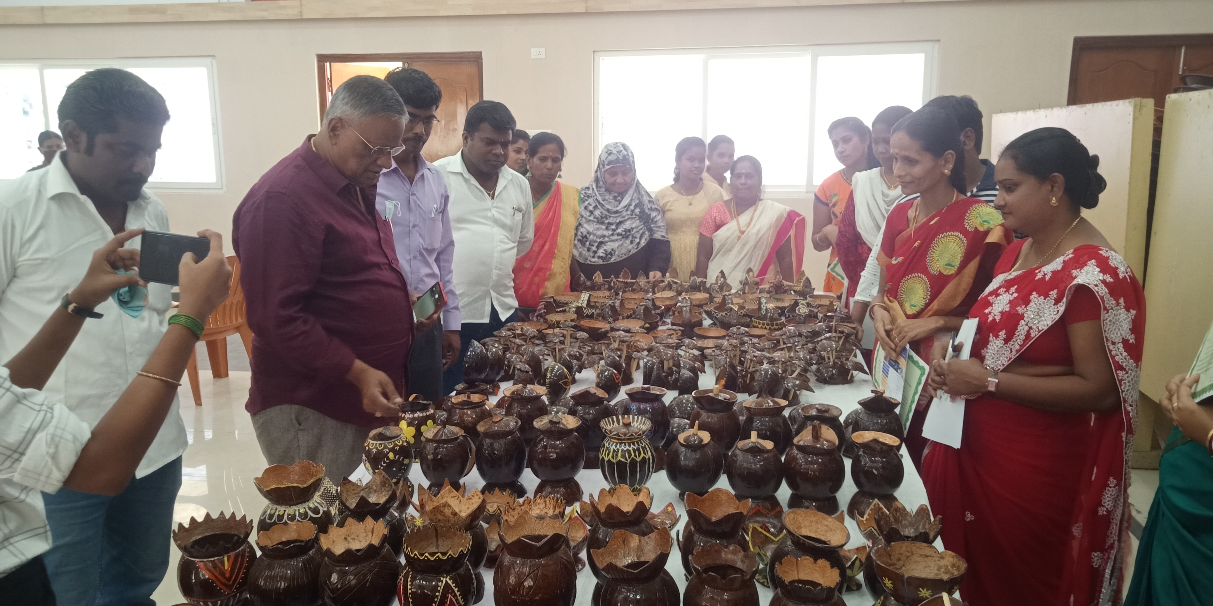 Chief Guest visiting the exhibits of coconut shell handicrafts made by GSDP trainees